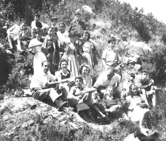 i_1947-1948_2do bach.jpg - Instituto Politécnico Español - Tanger / MarruecosCurso : 1948 - 2º Curso Bachiller. Excursión al Monte Foto enviada por Pedro Sánchez Ruiz  Se pueden reconocer a los profesores (de Iz. a Der.):Cabanillas (latín), ??, Srta. Perales (francés) y Bráhimo (matemáticas). El que está a continuación mirando para atrás soy yo. 